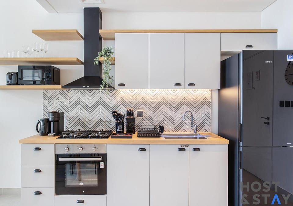 Coffee/tea facilities, Kitchen or kitchenette, oven, stove, toaster