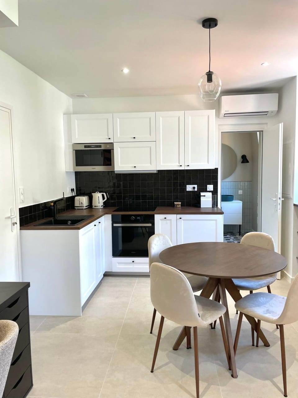 Kitchen or kitchenette, Dining area, oven, stove, toaster