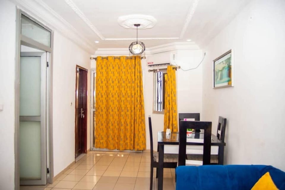 2 Bed Apt Sleeps 5 - WiFi Parking Balcony Apartment in Douala