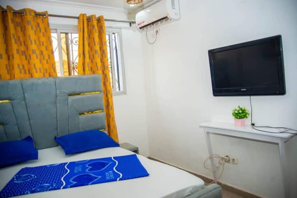 2 Bed Apt Sleeps 5 - WiFi Parking Balcony Apartment in Douala