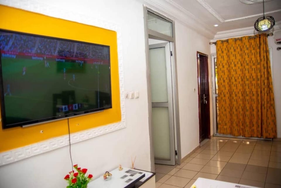 2 Bed Apt Sleeps 5 - WiFi Parking Balcony Apartment in Douala