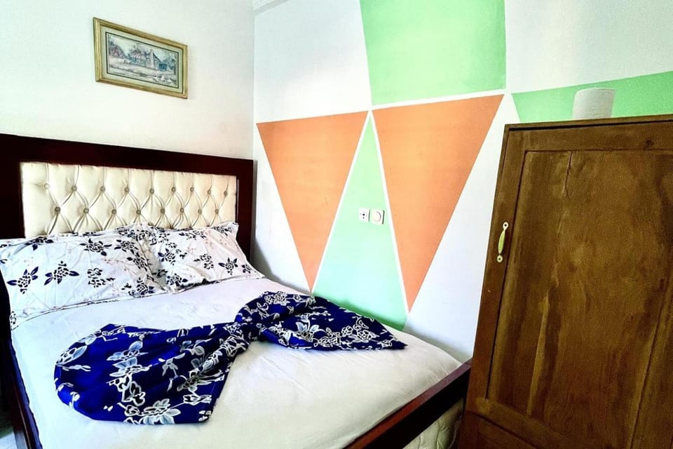1 Bed Studio Sleeps 2 - Canal View Wifi Parking Apartment in Douala