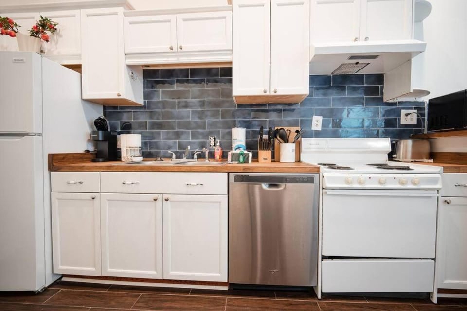 2BR Chic Duplex - Firepit - Perfect for Travel Apartment in Savannah