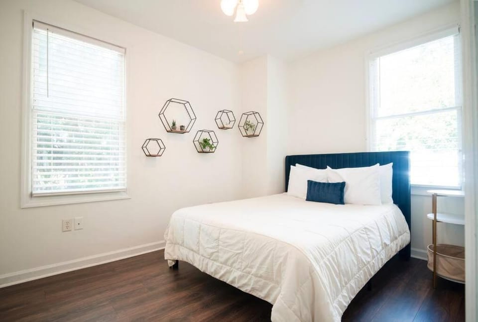 2BR Chic Duplex - Firepit - Perfect for Travel Apartment in Savannah