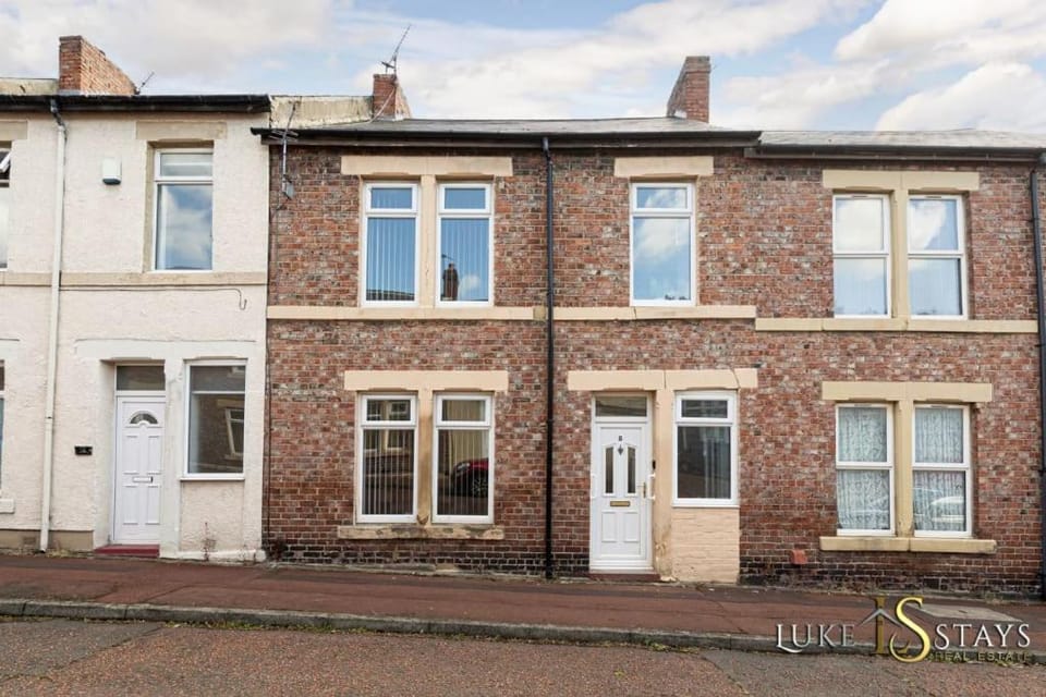 Luke Stays -Hillfield St Bensham Apartment in Gateshead