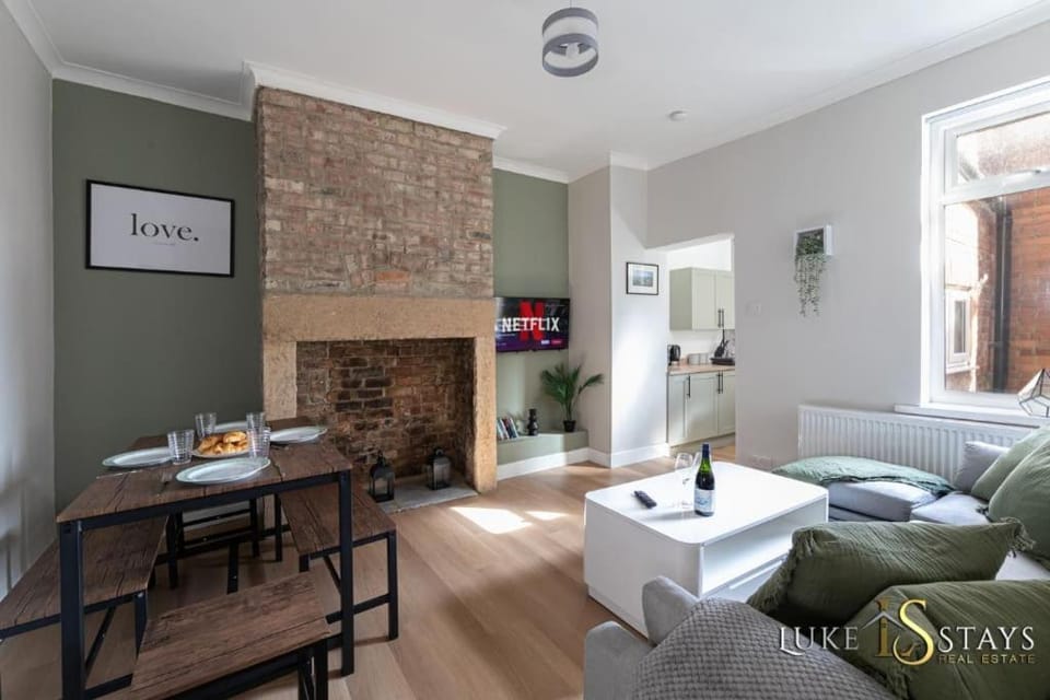Luke Stays -Hillfield St Bensham Apartment in Gateshead