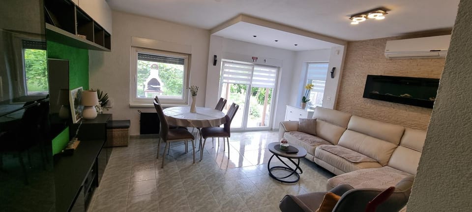 TV and multimedia, Living room, Seating area, Dining area
