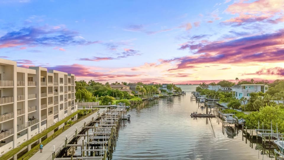 Resort Pool & Spa, Fitness Center, Pet Friendly, Waterfront Condo in Downtown! House in Sarasota