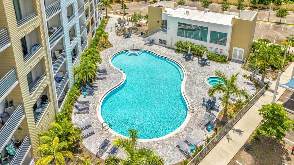 Resort Pool & Spa, Fitness Center, Pet Friendly, Waterfront Condo in Downtown! House in Sarasota