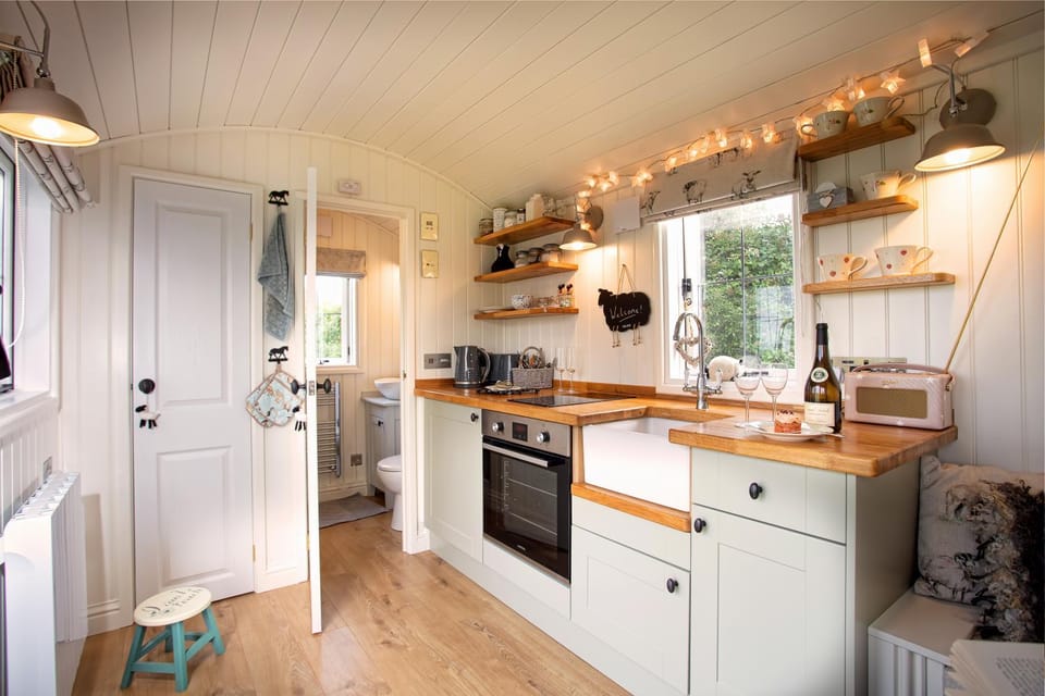 Coffee/tea facilities, Kitchen or kitchenette, oven, stove, toaster