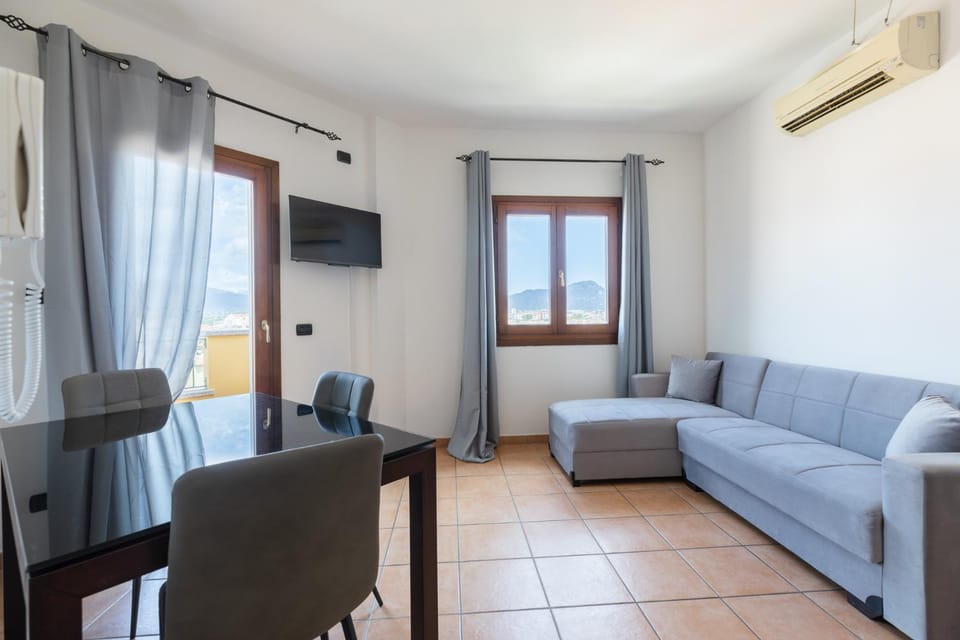 Communal lounge/ TV room, TV and multimedia, Living room, Seating area, Dining area, Evening entertainment, air conditioner