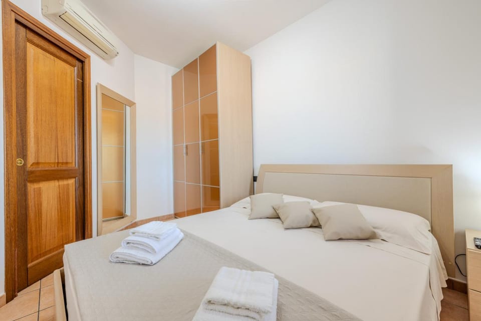 Bedroom, wardrobe, air conditioner