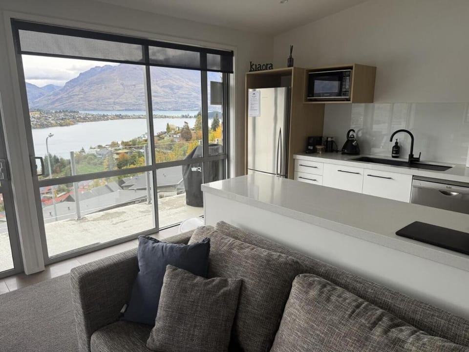 Kitchen or kitchenette, Living room, Lake view, Mountain view, oven, stove