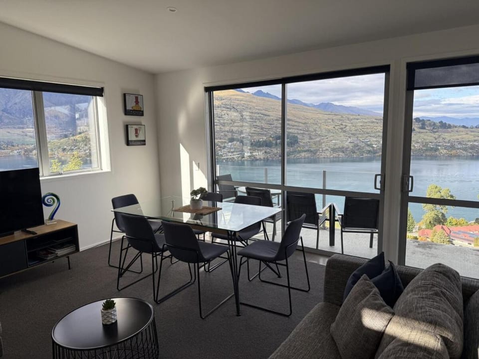 TV and multimedia, View (from property/room), Balcony/Terrace, Living room, Seating area, Dining area, Lake view, Mountain view