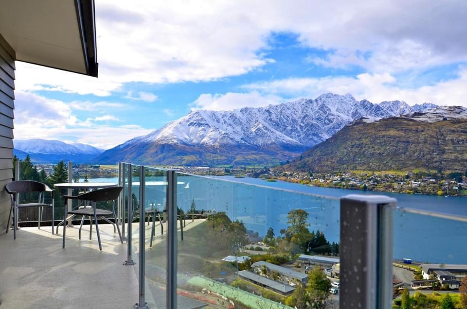 Balcony/Terrace, Lake view, Mountain view