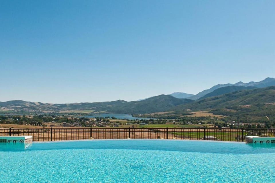 Mountain view, Pool view, Swimming pool