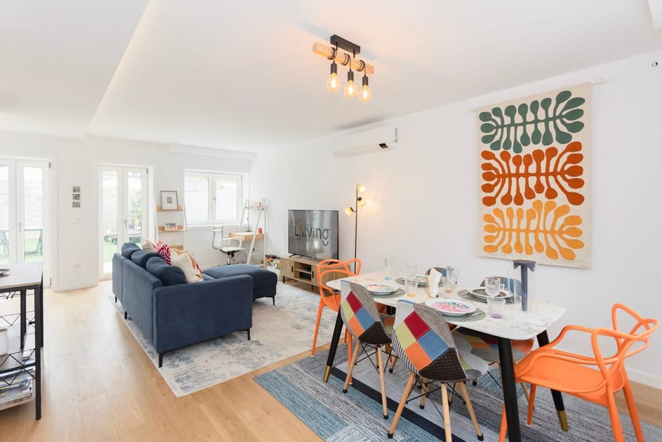 TV and multimedia, Living room, Seating area, Dining area