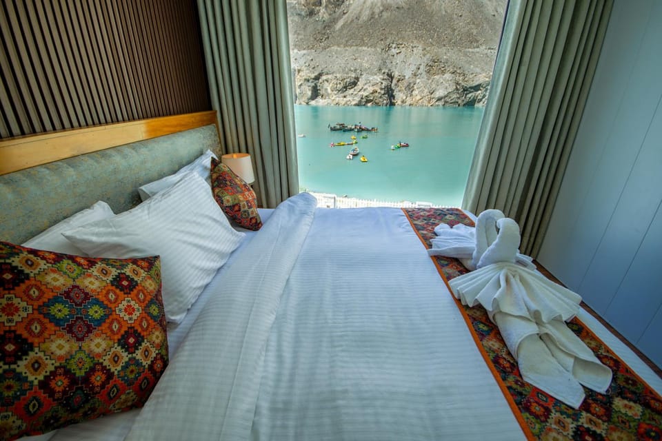 Bed, Natural landscape, Photo of the whole room, Bedroom, Lake view