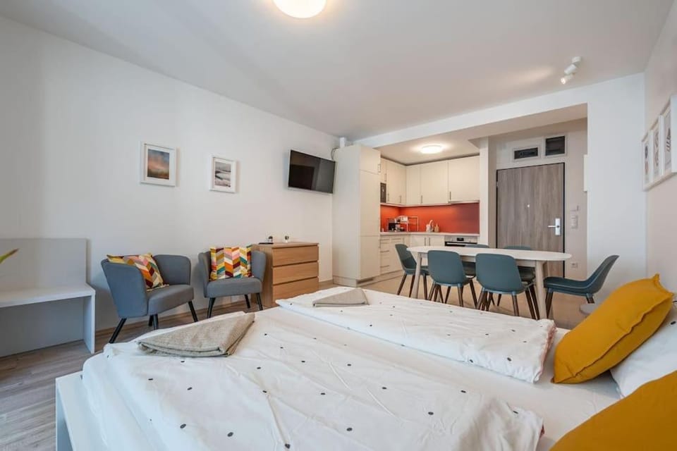 Bed, Kitchen or kitchenette, Living room, Dining area