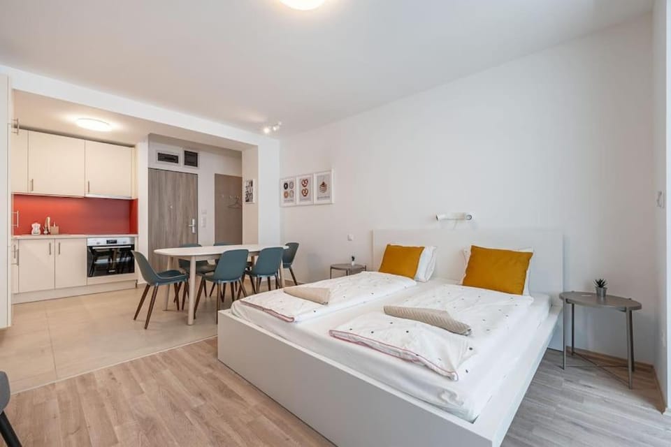 Bed, Kitchen or kitchenette, Living room, Dining area