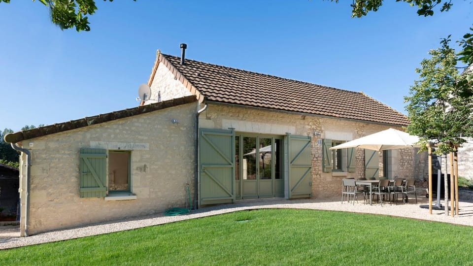 Property building, Patio, Day, Garden