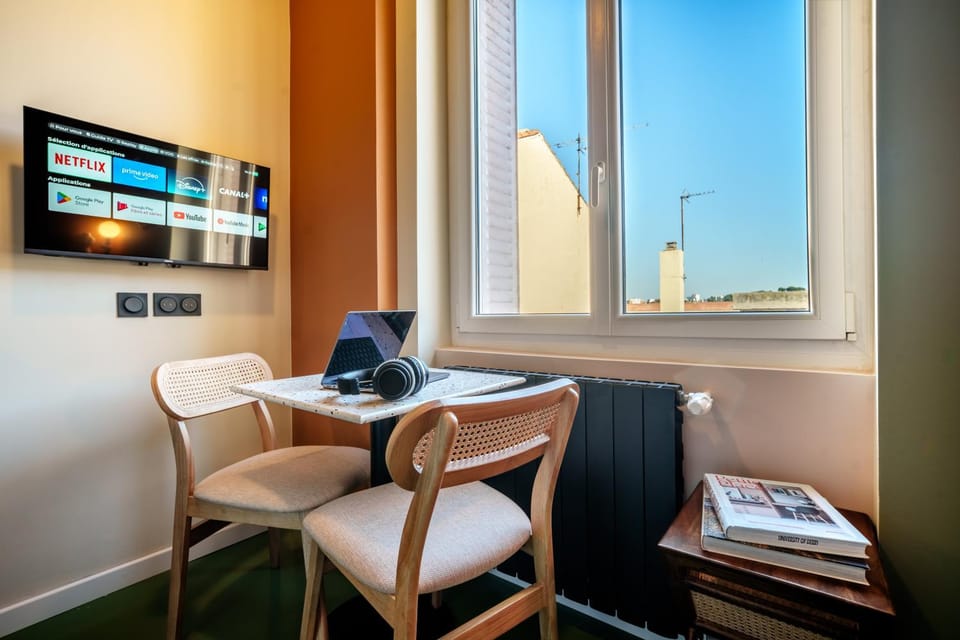 TV and multimedia, Seating area, Dining area
