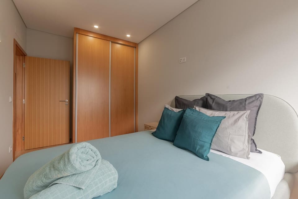 Bed, Bedroom, towels, wardrobe