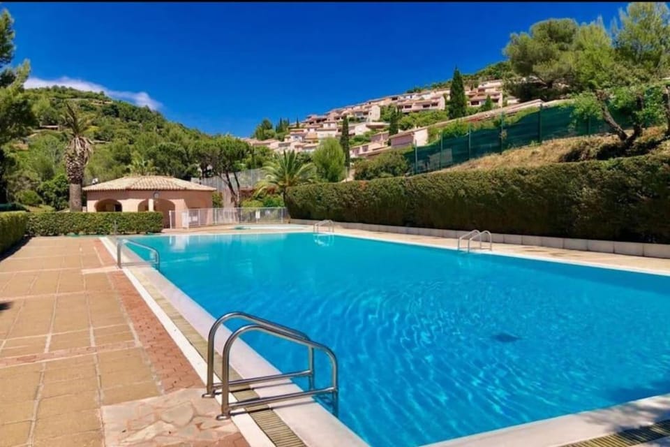 Joli 43m2 , Vue mer , piscine , parking Apartment in Saint-Raphael