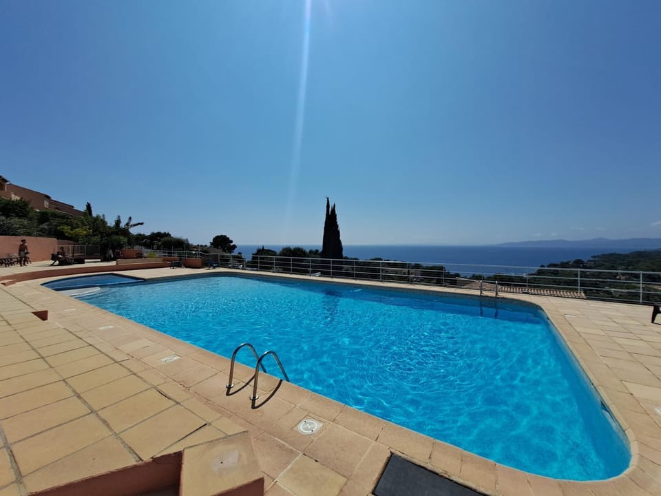 Joli 43m2 , Vue mer , piscine , parking Apartment in Saint-Raphael