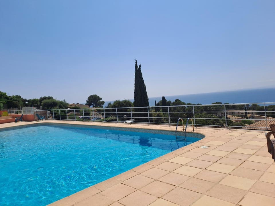 Joli 43m2 , Vue mer , piscine , parking Apartment in Saint-Raphael