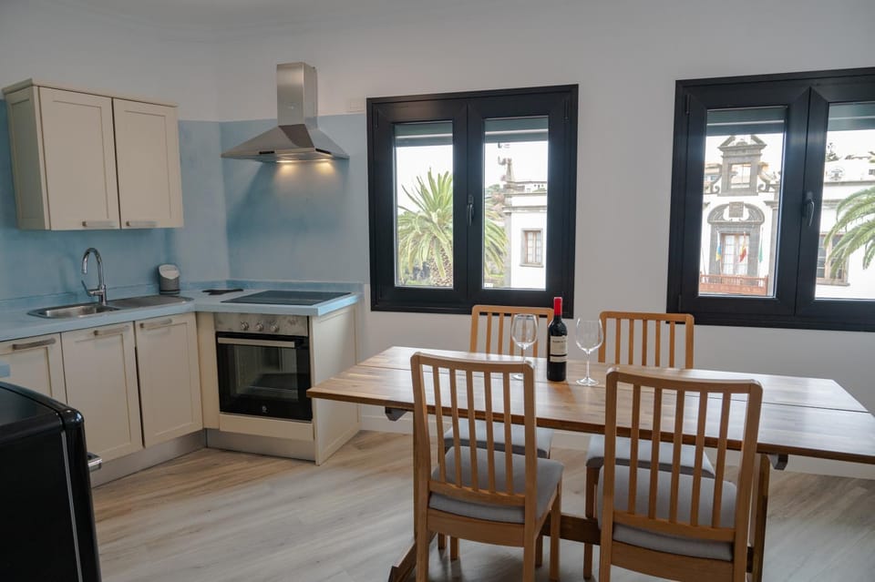 Kitchen or kitchenette, Dining area, oven, stove