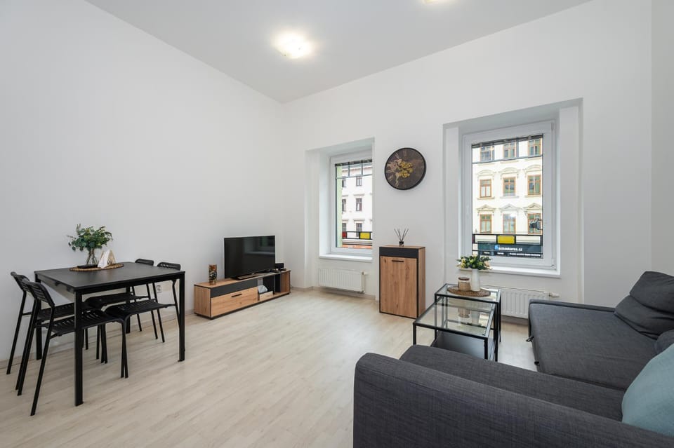 TV and multimedia, Living room, Seating area, Dining area