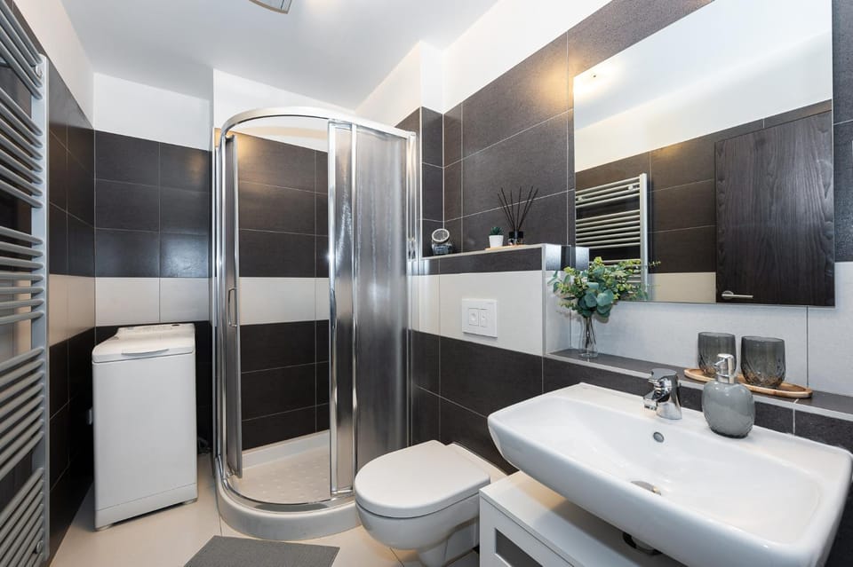 Shower, Toilet, Bathroom, towels