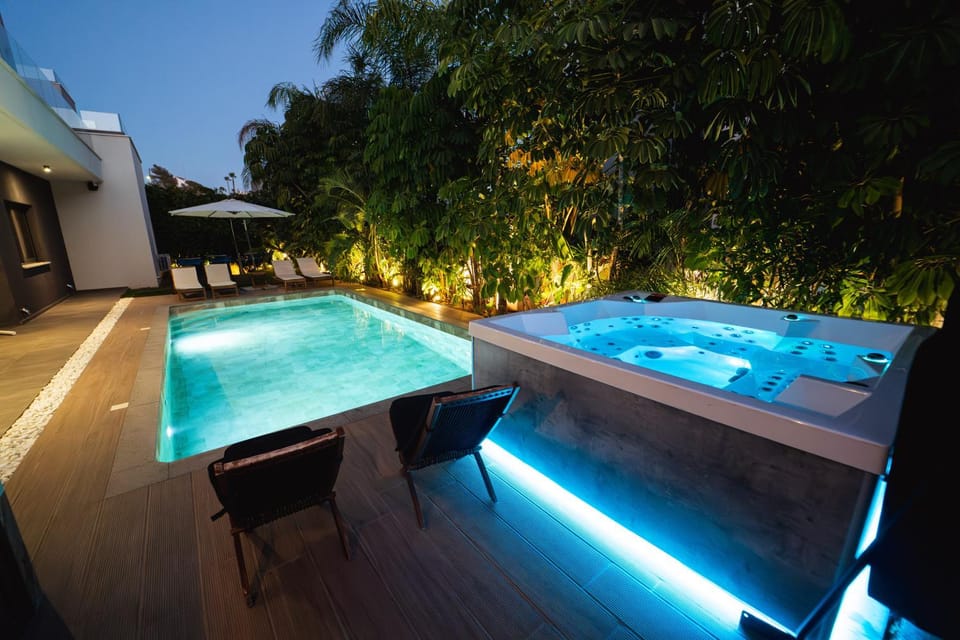 Night, Natural landscape, Hot Tub, Spa and wellness centre/facilities, Spa and wellness centre/facilities, Spa and wellness centre/facilities, Pool view, Swimming pool, Entertainment, sunbed