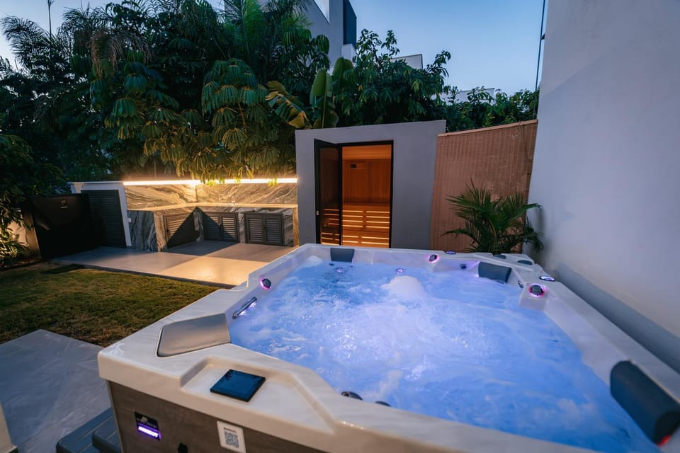 Night, Natural landscape, Hot Tub, Garden view, Pool view, Swimming pool, Entertainment