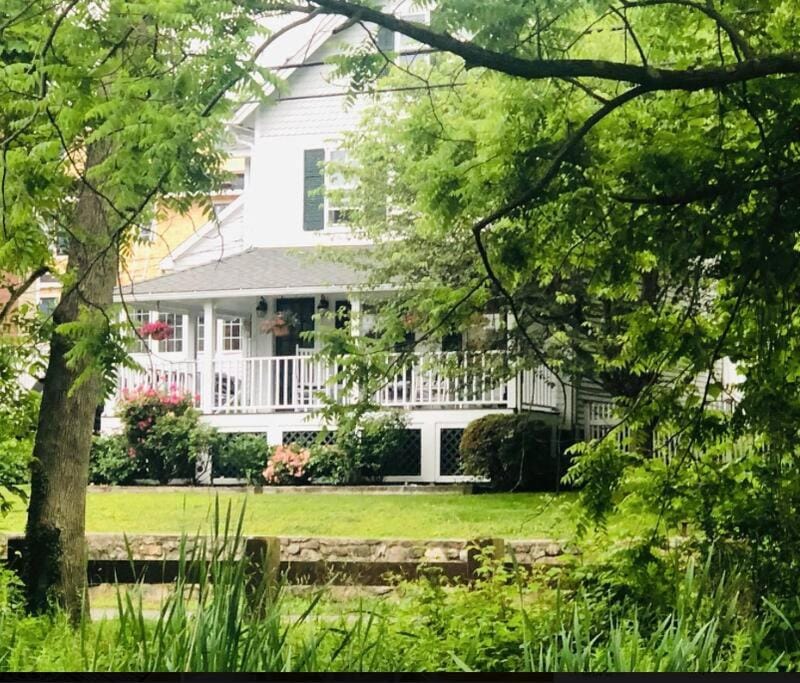 Stylish Victorian Beach House on pond House in Rowayton