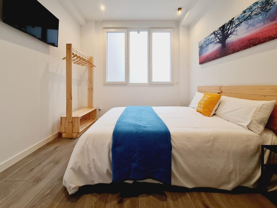 Bed, TV and multimedia, Photo of the whole room, Bedroom