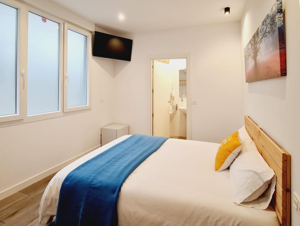 Bed, TV and multimedia, Photo of the whole room, Bedroom