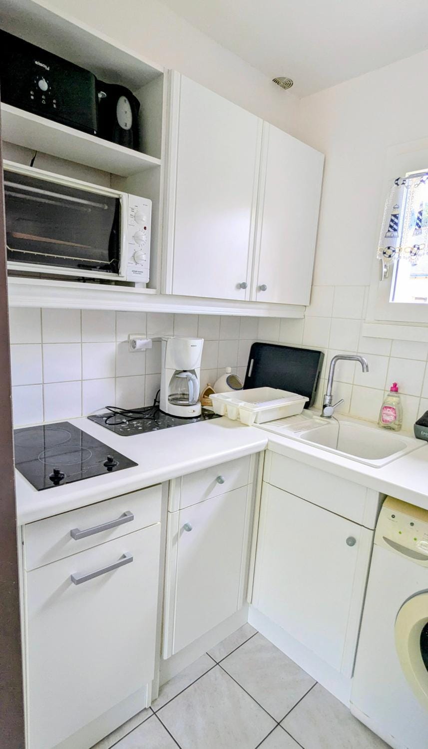 Coffee/tea facilities, Kitchen or kitchenette, stove, kitchen
