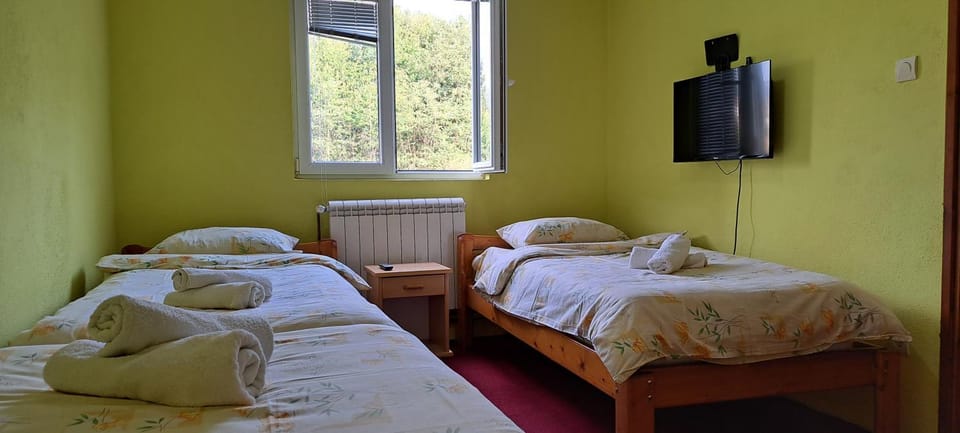 Bed, TV and multimedia, Photo of the whole room, Bedroom, internet, towels