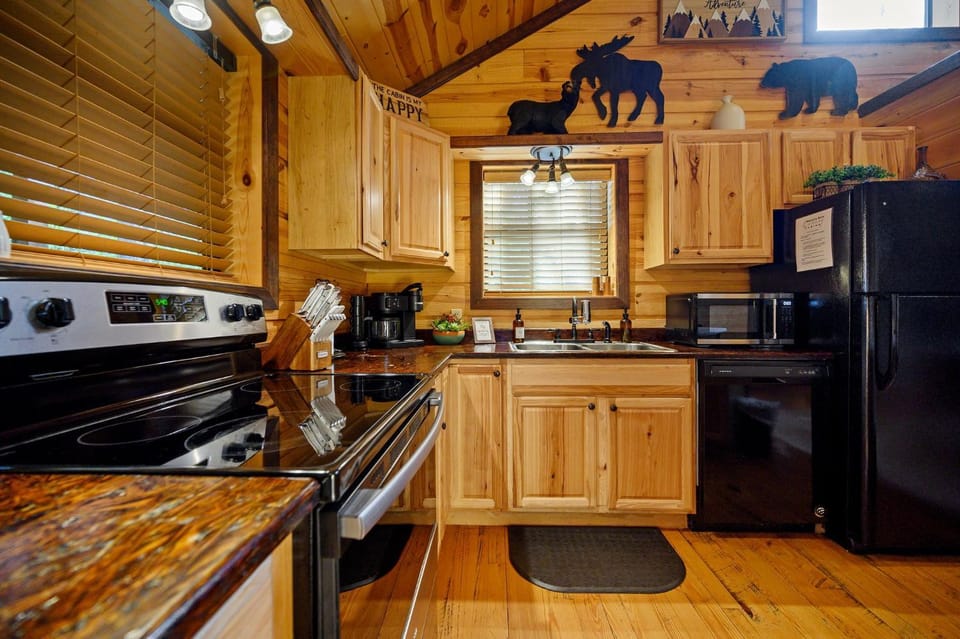 Secluded Creekside Waterfront Cabin • Hot Tub Fun Cabin in Oklahoma