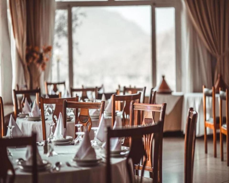 Restaurant/places to eat, Living room, Banquet/Function facilities, Seating area