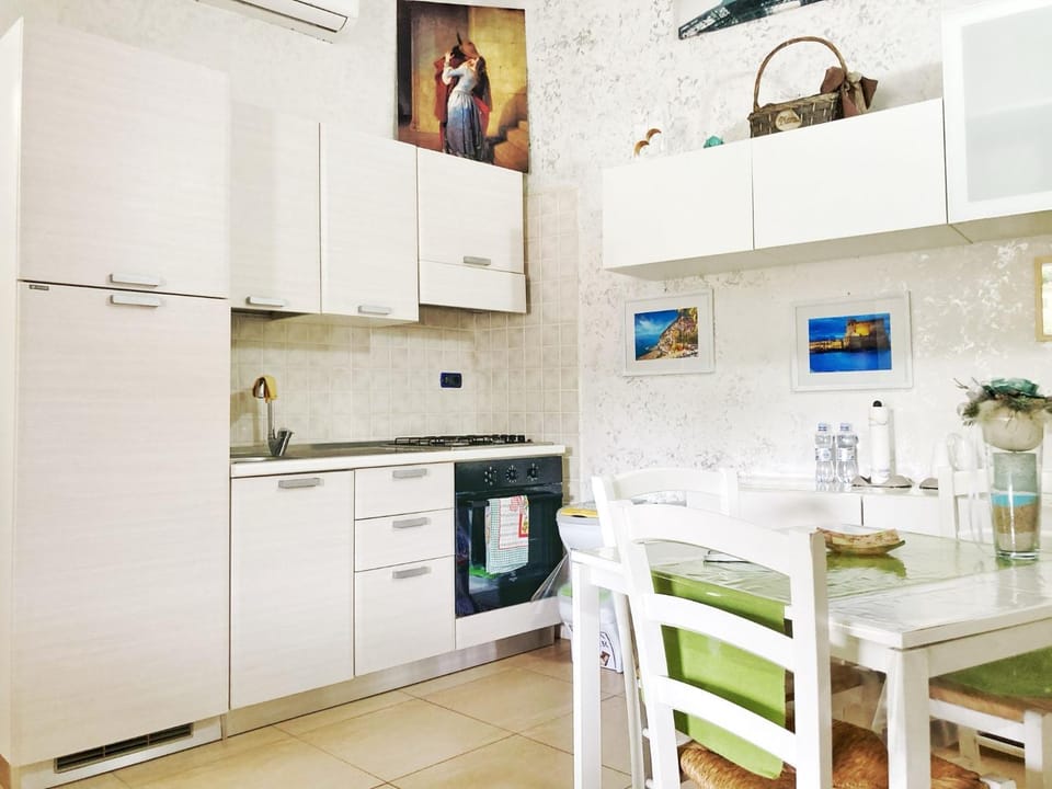 Kitchen or kitchenette, Breakfast