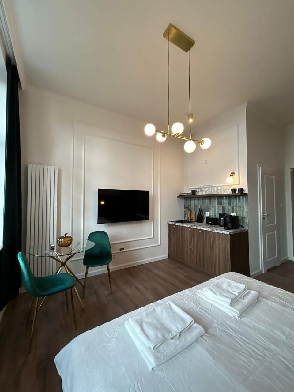 Bed, TV and multimedia, Photo of the whole room