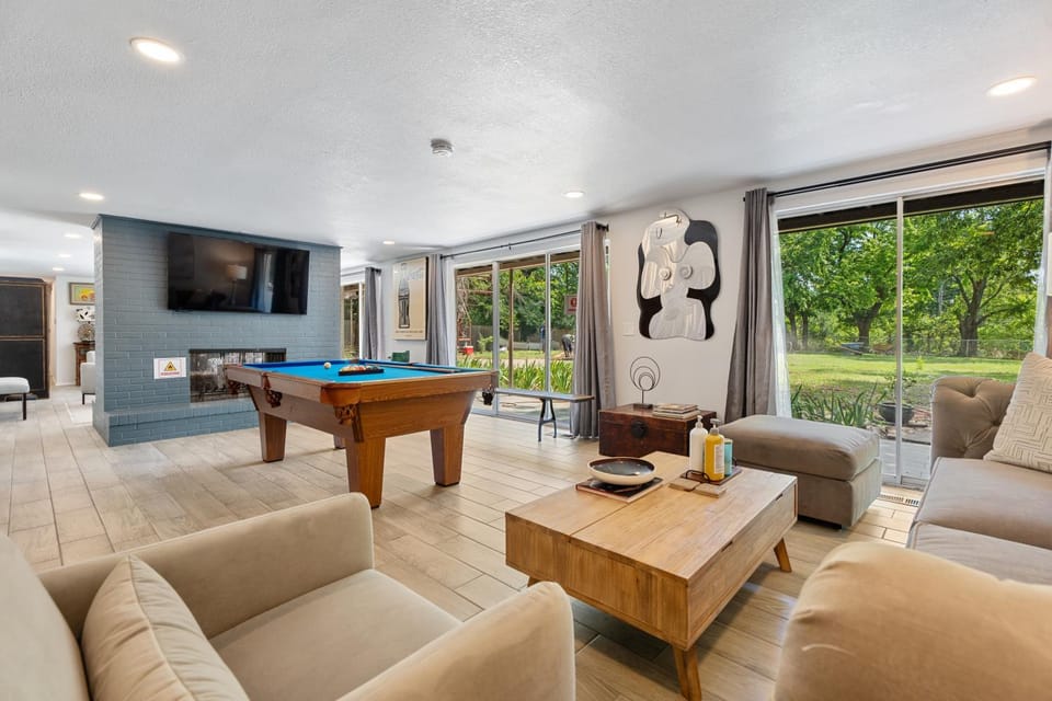 6BR Home Sleeps 14 Hot Tub Game Room #MD House in Oklahoma City