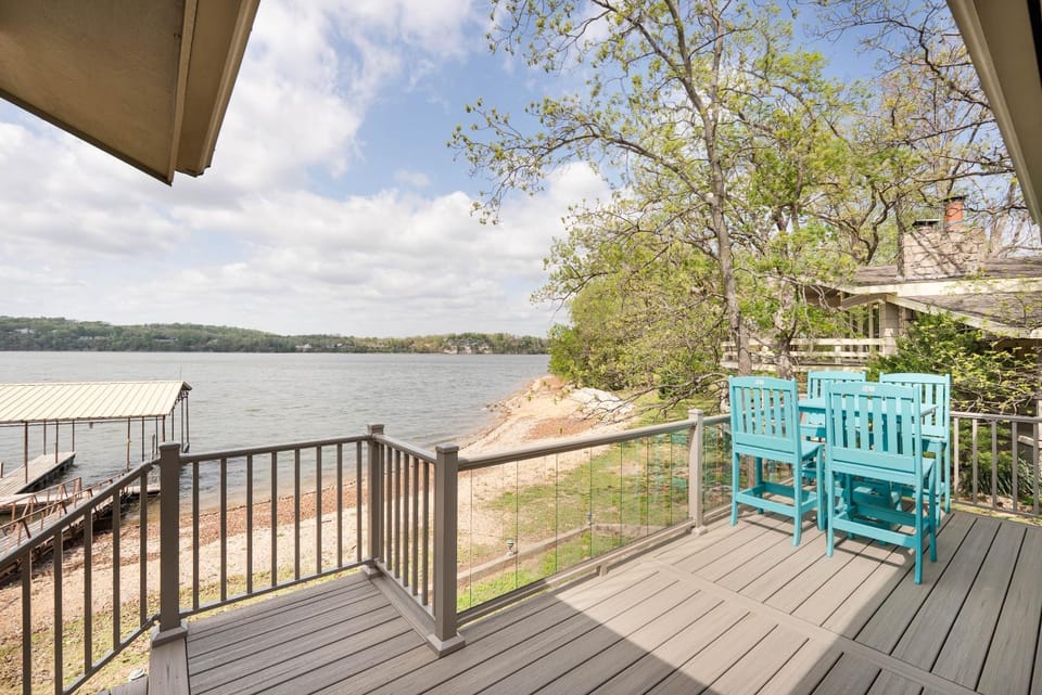 Family Vacation on the lake water toys king bed House in Lake of the Ozarks