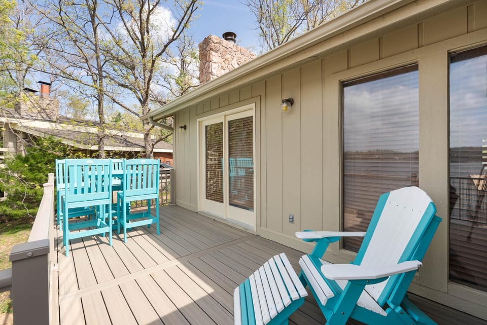 Family Vacation on the lake water toys king bed House in Lake of the Ozarks