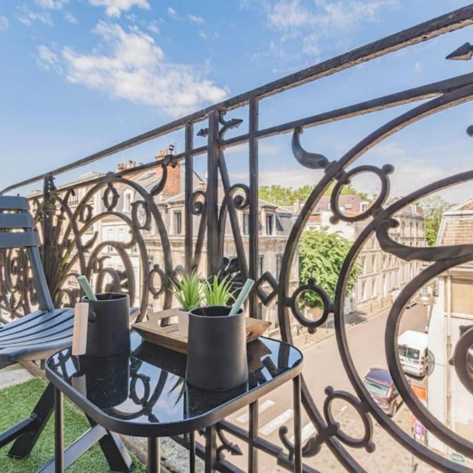 Balcony/Terrace, Location
