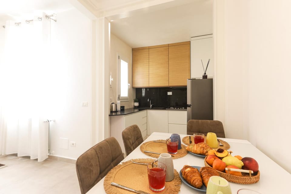 Coffee/tea facilities, Kitchen or kitchenette, Dining area, Food, minibar