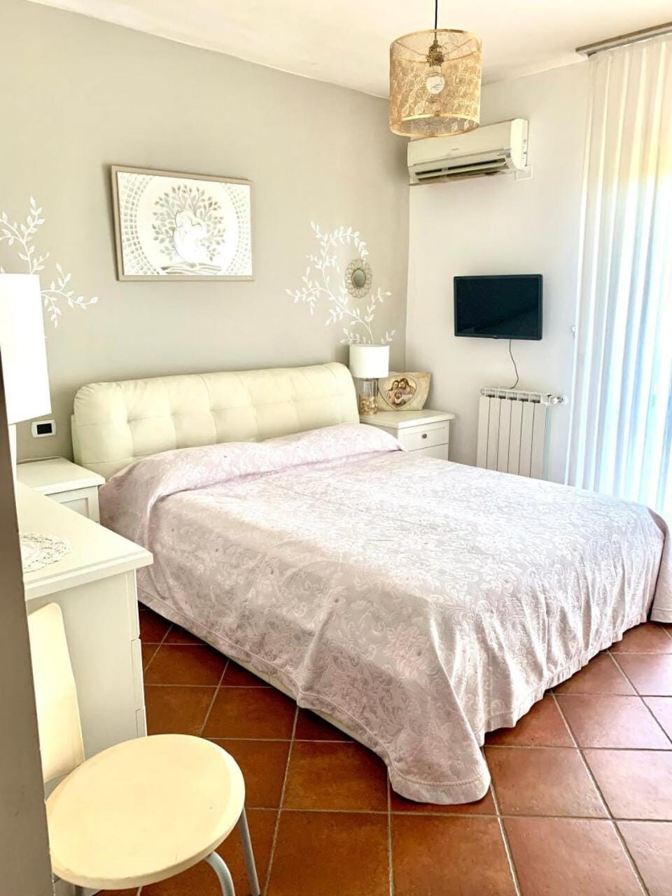 Bed, TV and multimedia, Living room, Photo of the whole room, Seating area, Bedroom, air conditioner